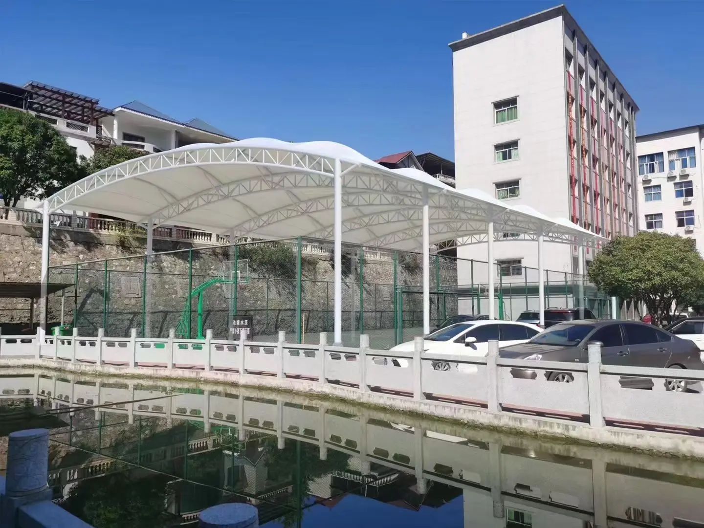 贵州兴义园区停车棚总在漏水生锈？源头膜结构厂家：按本地气候选材，避开三大坑